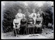 Six femmes et deux officiers posant dans la nature, Anne et Mathilde Coutemoine au premier rang.