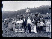 Groupe avec enfants posant devant une charrette de foin.