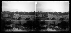 Maisons près d'un pont enjambant la Loue à Port-Lesney.