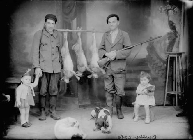 Chasseur avec leur gibier. Builly-Café