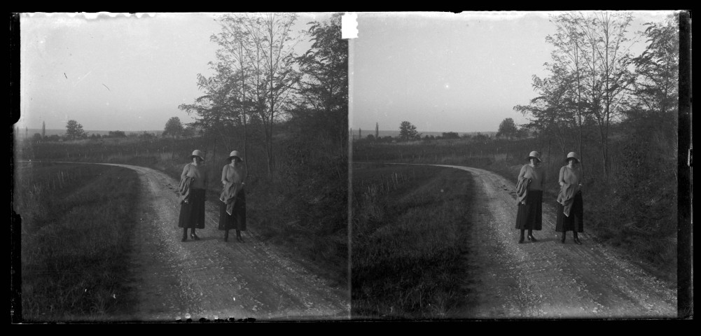 Mesdemoiselles Morfaux sur le chemin de Port-Lesney à Cramans.