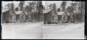 Exploitation de la forêt de la Joux par les soldats canadiens : militaires devant les baraquements en bois du camp de la 39e à Séverin.