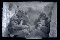 Soldats cuisinant dans une tranchée.