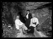 Maurice Peting de Pagnoz, Emilie Vuillaume et Mathilde Coutemoine (de gauche à droite) devant l'entrée d'une grotte.
