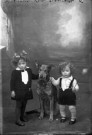 Deux enfants avec un chien. Léon Boujour. Boujeailles