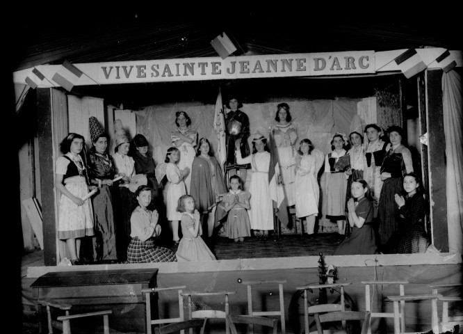 Jeunes filles sur une scène de théâtre. "Vivre Sainte Jeanne d'Arc