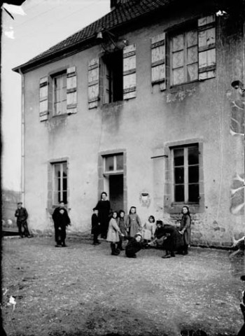 Enfants dans la cour de l'école. Molpré