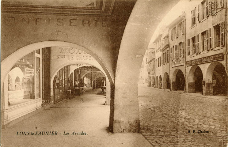 Lons-le-Saunier (Jura). Les arcades. Chalon-sur-Saône, imprimerie Bourgeois Frères.