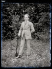 Portrait de monsieur Burlet en costume, appuyé sur un fusil.