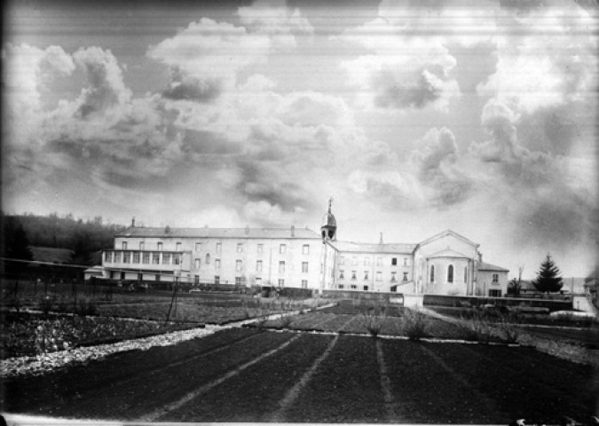 Aromas. Asile du Sacré Coeur de Marsonnas. Le bâtiment