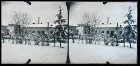 Maison du docteur Elisée Coutemoine, anciennement place Carnot, n°2, à Morteau, derrière une rangée d'arbres..