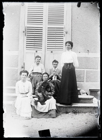 Cinq femmes et un chien sur les marches du pensionnat de jeunes filles rue du Tatet à Vers-en-Montagne.