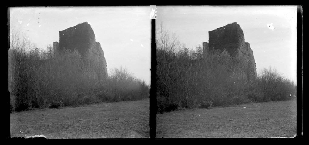 Ruines du chäteau de Vaulgrenant, une tour.