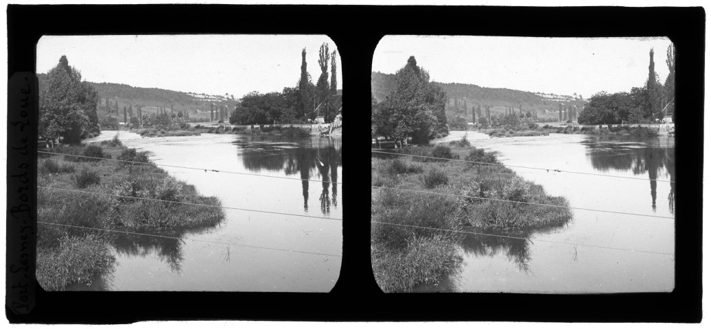 La Loue près de Port-Lesney, vue prise derrière une clôture en fil de fer.