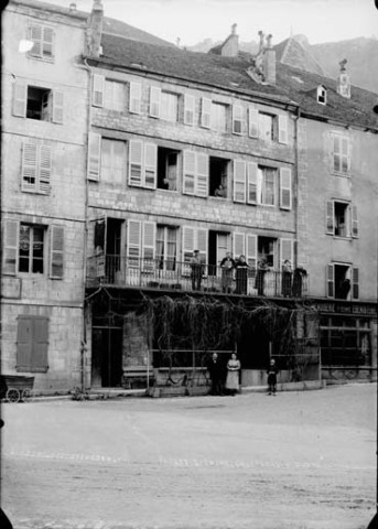 Grand Café de la place. La façade. Salins
