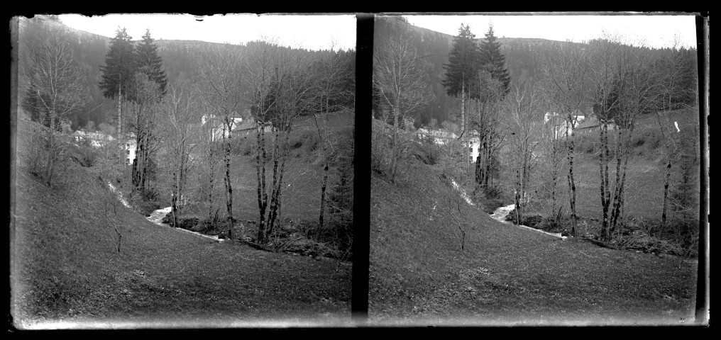 Paysage du Doubs avec quelques maisons.