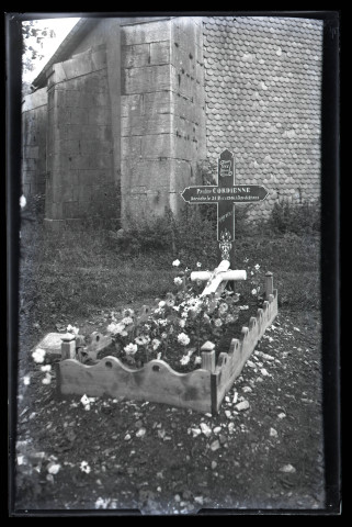 Tombe de Pauline Cordienne fleurie au cimetière de Vers-en-Montagne.