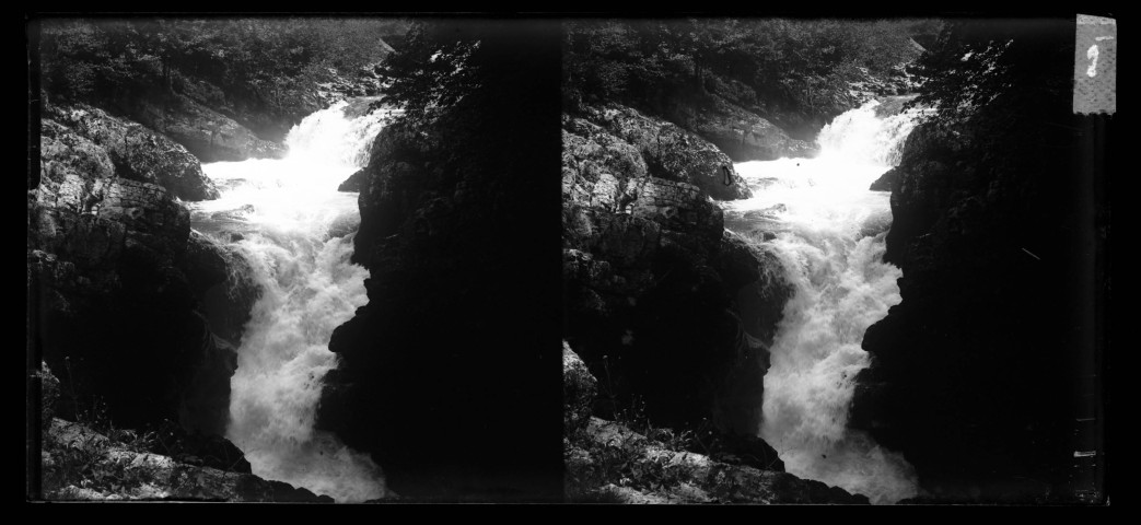 Pertes de l'Ain à Bourg-de-Sirod, la rivière entrant dans le gouffre.