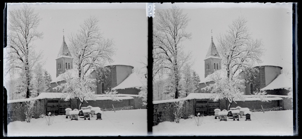 Ruches et église Saint-Laurent de Vers-en-Montagne sous la neige.