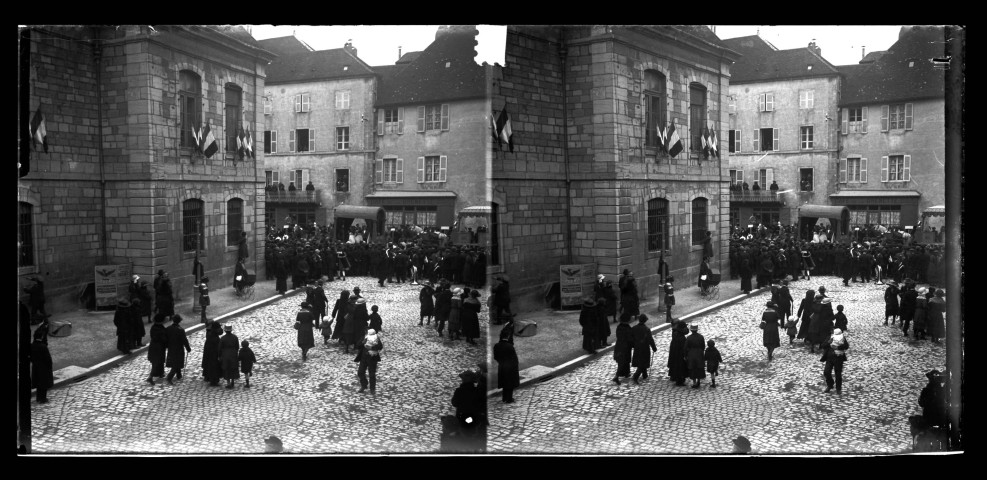 Cavalcade à Lons-le-Saunier sur le thème de la locomotion à travers les âge : les chars rue du Commerce, à l'angle de la place de l'Hôtel de ville.