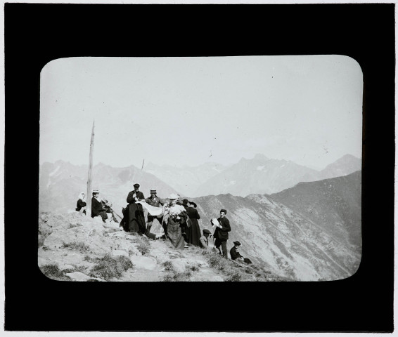 Pèlerinage à Notre-Dame de La Salette : hommes et femmes au sommet du Gargas (2213 m.).