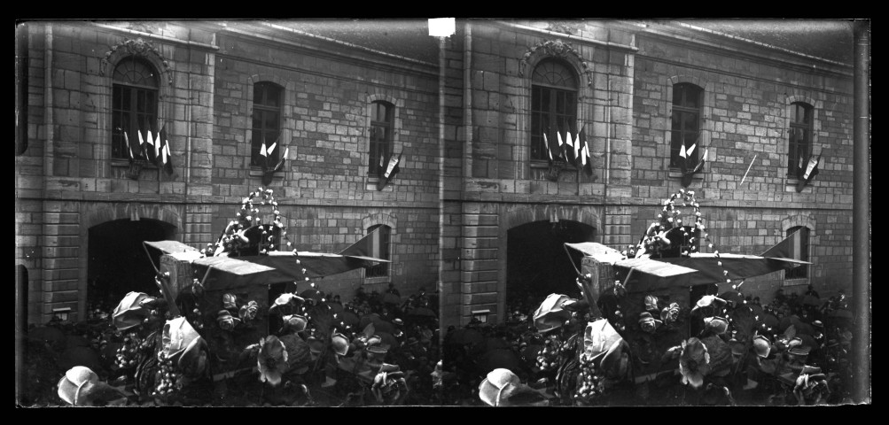 Cavalcade à Lons-le-Saunier sur le thème de la locomotion à travers les âges : le char de la reine devant l'hôtel de ville, détail de l'aéroplane.