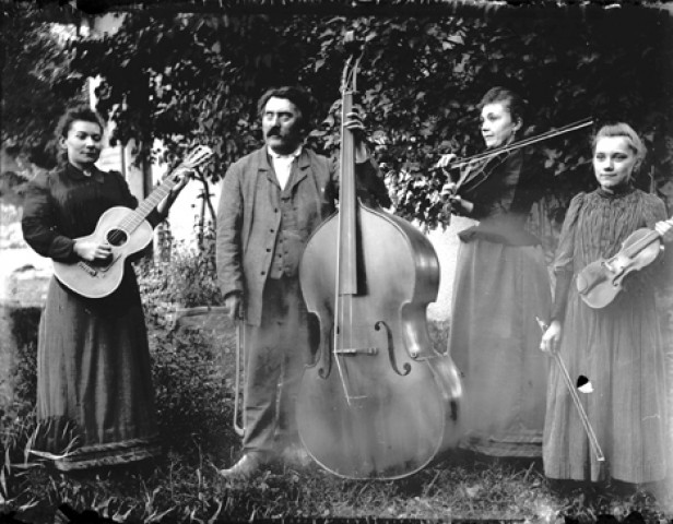 Quatre musiciens avec leurs instruments, deux violons, une guitare et une contrebasse
