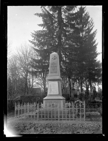 Monument aux morts de Vers-en-Montagne et Le Latet vu de face.