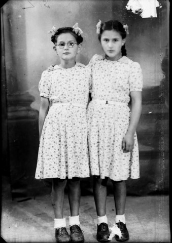 Deux jeunes Filles. Bief-du-Fourg