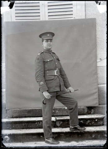 Portraits du Corps des forestiers canadiens et autres troupes : sous-officier Michel, avec une canne.