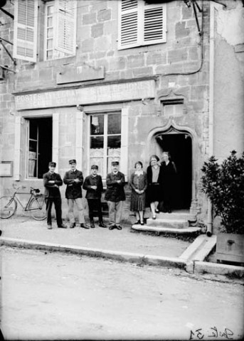Personne posant devant la poste
