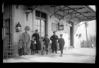 Jeune soldat et sa famille sur le quai de la gare de Vers-en-Montagne.
