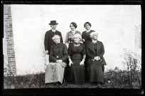 Portrait de groupe. Debout : Maurice Peting de Pagnoz, Agathe Rameaux et une femme. Assises : les trois sœurs Coutemoine, Agathe (à gauche), Anne et Mathilde (à droite).