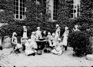 Ecole de jeunes filles, Dijon, Mlle Gaullet. Préparation de conserves de cerises