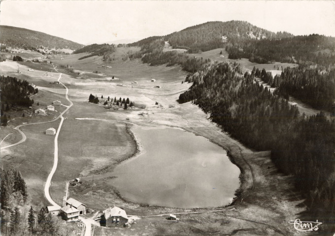 Lamoura (Jura). 130-60A. Une vue aérienne, alt. 1156m. Mâcon, "cim" 25, imprimerie Combier.