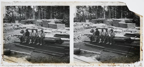 Exploitation de la forêt de la Joux par les soldats canadiens : militaires se reposant sur un pile de planches, entre sciure et débris de bois.