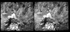 Agathe Coutemoine et sa belle-sœur Emilie Vuillaume assises sur un tas de pierres.