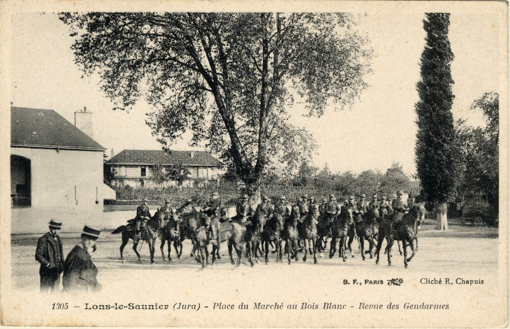 Lons-le-Saunier (Jura). Place du Marché au Bois Blanc. Revue des Gendarmes.