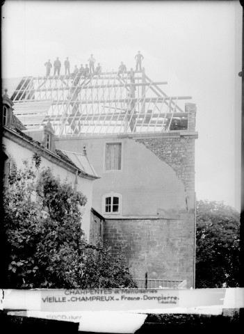 Charpente et menuiserie d'une maison. Vieille. Champeux. Frasne. Dompierre