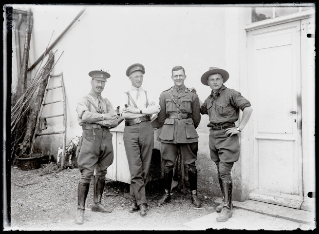 Portraits du Corps des forestiers canadiens et autres troupes : quatre militaires devant un bâtiment.