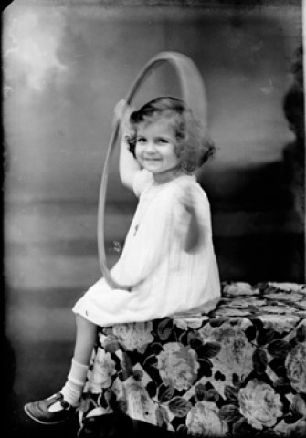 Enfant avec un cerceau