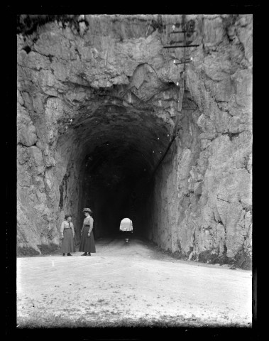 Deux jeunes filles devant l'entrée de la Percée de Sirod.