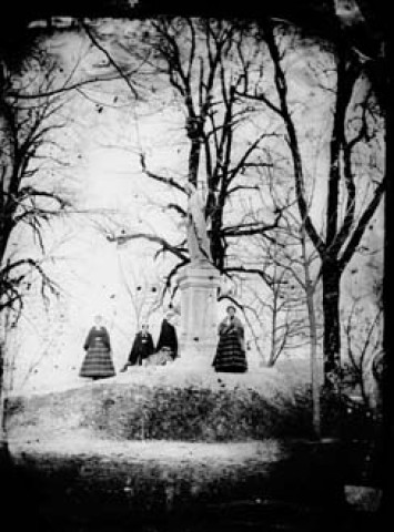 Personnes devant la statue de la Vierge