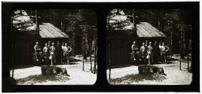 Exploitation de la forêt de la Joux par les soldats canadiens : cuistots militaires devant leur baraquement du camp de la Joux.