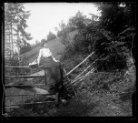 Emilie Vuillaume assise sur une barrière.