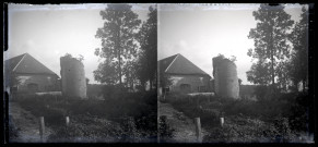 Ruines d'une tour du château et bâtiment de la ferme du Parc à Vers-en-Montagne, vue prise depuis le chemin.