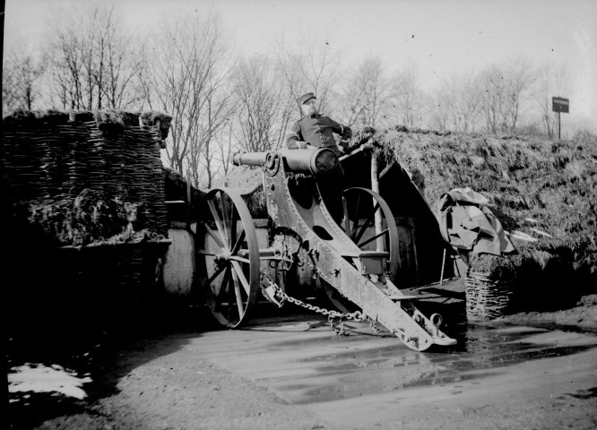 Militaire devant un canon. Belfort. 1915