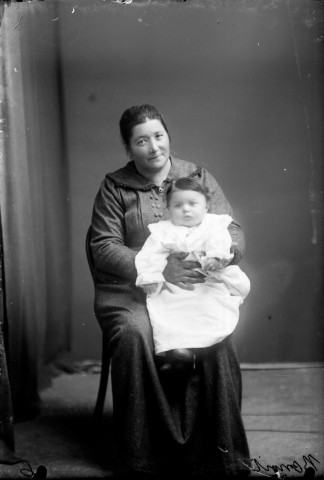 Femme Benoît avec un enfant. Longcochon