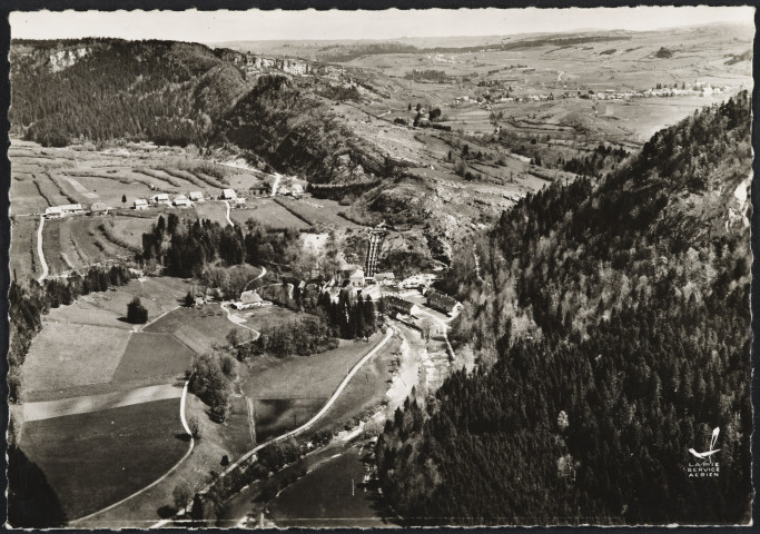 En avion au dessus de Boug-de-Sirod - Jura - Perle de l' Ain et centrale électrique