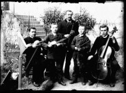 Cinq musiciens (trois violons, un hautbois, un violoncelle)